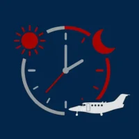 Eine stilisierte Grafik auf dunkelblauem Hintergrund zeigt eine Uhr mit grauen und roten Zeigern. Das Zifferblatt ist links durch eine rote Sonne und rechts durch einen roten Mondsichel-Umriss flankiert, was den Übergang von Tag zu Nacht darstellt. Im unteren rechten Bereich ist die graue Silhouette eines Businessjets abgebildet. Die flächige Illustration symbolisiert die uneingeschränkte Einsatzbereitschaft von Finow Air Service rund um die Uhr.