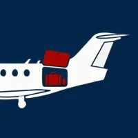 Eine stilisierte Grafik auf dunkelblauem Hintergrund zeigt das Heck eines weißen Flugzeugs in der Seitenansicht. Eine quadratische Frachtluke im Rumpf ist geöffnet, wobei die rote Klappe nach oben steht. Im Inneren des Laderaums sind zwei rote Koffersymbole dargestellt. Die Illustration ist in einem flächigen, minimalistischen Design gehalten und symbolisiert den Bereich Gepäckservice oder Frachttransport bei Finow Air Service.