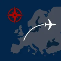 Eine stilisierte Grafik auf dunkelblauem Hintergrund zeigt eine graue Europakarte. Über der Karte ist eine weiße Flugzeug-Silhouette dargestellt, die einer bogenförmigen weißen Flugroute von West- nach Osteuropa folgt. Oben links im Bild befindet sich eine rote Kompassrose. Die flächige Illustration symbolisiert das europaweite Streckennetz und die navigatorische Präzision von Finow Air Service.