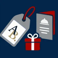 Eine stilisierte Grafik auf dunkelblauem Hintergrund zeigt drei verschiedene Symbole für Zusatzservices. Links ist ein grauer Gepäckanhänger mit einer roten Schlaufe und den Buchstaben „AB“ zu sehen. In der Mitte befindet sich ein kleines rotes Geschenkpaket mit einer weißen Schleife. Rechts ist eine graue Menükarte mit einem weißen Cloche-Symbol (Servierhaube) dargestellt. Die Illustration im flächigen Design symbolisiert die Bereiche VIP-Service, Präsente und Bord-Catering bei Finow Air Service.