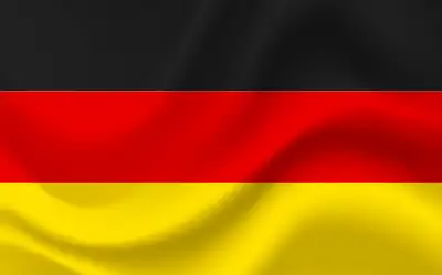 Eine grafische Darstellung der Nationalflagge Deutschlands mit den horizontalen Streifen in Schwarz, Rot und Gold. Die Flagge ist mit einem realistischen Faltenwurf und Schattierungen gestaltet, die den Eindruck eines wehenden Stoffes im Wind vermitteln. Die Farben sind kräftig und flächig ohne zusätzliche Symbole oder Beschriftungen.