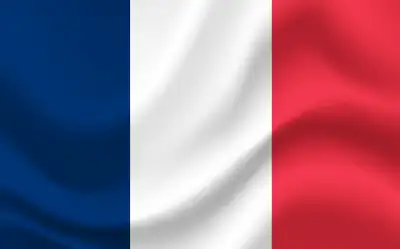 Eine grafische Darstellung der Nationalflagge Frankreichs (Trikolore) mit den vertikalen Streifen in Blau, Weiß und Rot. Die Flagge ist mit einem realistischen Faltenwurf und Schattierungen gestaltet, die den Eindruck eines wehenden Stoffes im Wind vermitteln. Die Farben sind kräftig und flächig ohne zusätzliche Symbole oder Beschriftungen.