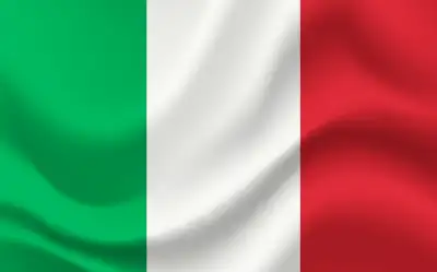 Eine grafische Darstellung der Nationalflagge Italiens mit den vertikalen Streifen in Grün, Weiß und Rot. Die Flagge ist mit einem realistischen Faltenwurf und Schattierungen gestaltet, die den Eindruck eines wehenden Stoffes im Wind vermitteln. Die Farben sind kräftig und flächig ohne zusätzliche Symbole oder Beschriftungen.