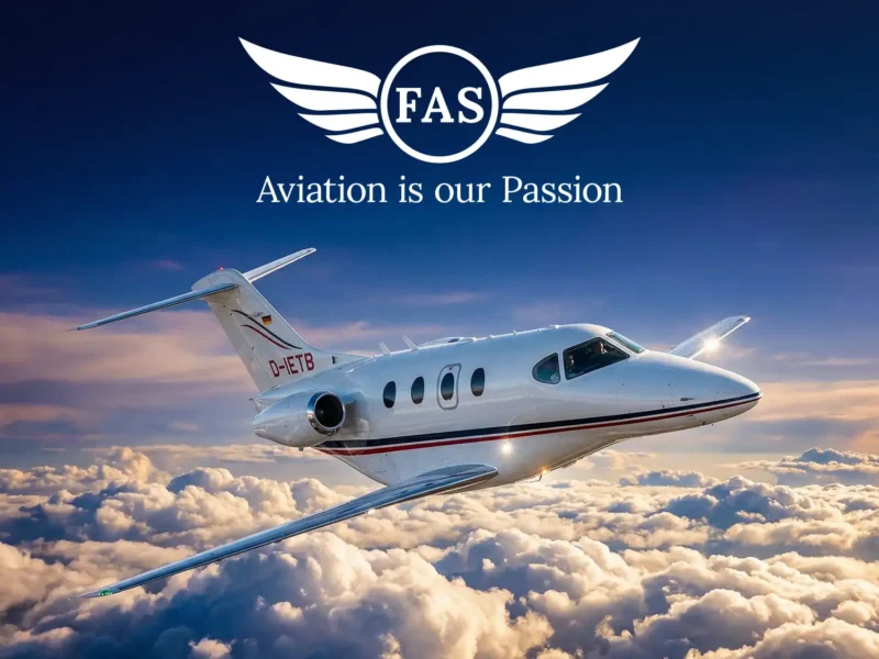 Ein weißer Businessjet der Finow Air Service mit der Kennung D-IETB fliegt bei sonnigem Wetter über einer geschlossenen Wolkendecke. Das Flugzeug ist von schräg oben in der Seitenansicht dargestellt, wobei die Sonne auf die Tragfläche und den Rumpf scheint. Im oberen Drittel des Bildes ist zentral das weiße Logo von FAS (Finow Air Service) mit stilisierten Schwingen und dem darunter stehenden Schriftzug „Aviation is our Passion“ vor einem tiefblauen Himmel eingeblendet.