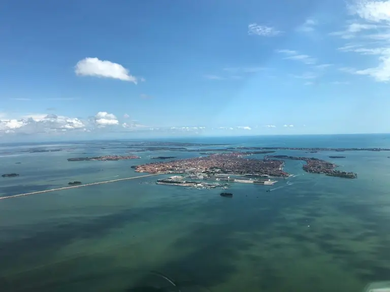 Hello, long time no see! 😜 We hope you are all doing well. We were very busy the last weeks. We want to apologize that it was so quiet. The pictures were taken at our last flight to Venedig. Isn‘t this a great view? Our pilots enjoying a 2 days stay there. Lucky ones! 😅 We have lot of work to do in the office and we are thankful for the last bookings. ♥️✈️🛩♥️ Hallo, lange nicht gesehen! Wir hoffen es geht Euch allen gut. Wir waren in den letzten Wochen sehr beschäftigt und möchten uns entschuldigen, dass es so ruhig hier war. Die Fotos wurden bei unserem letzten Flug nach Venedig aufgenommen. Ist das nicht ein wunderschöner Ausblick? 😅 Unsere Piloten genießen dort einen 2-Tages Aufenthalt. Die Glücklichen. Im Büro gibt es eine Menge zu tun und wir sind sehr dankbar für die letzten Buchungen und alle, die reinkommen. Herzliche Grüße vom FAS-Team ♥️✈️🛩♥️ #venedig #jet #businessjet #aviation #aviationdaily #aviationisourpassion #generalaviation #beechcraft #aviationlife #finowairservice #prm1 #pilotslife #pilotsofinstagram