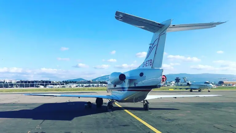 Hello, hello from us to you 🥰 Today we would like to show you some nice pictures from our latest flights. First and second picture is @Genf and the third is from our flight to Kopenhagen! We are very busy at the moment which is a really good feeling ♥️✈️♥️ Hope you guys are doing well! Wishing you a wonderful week with lots of joy and happiness! ♥️✈️♥️ Hallo, hallo von uns zu Euch! Heute würden wir Euch gern ein paar Bilder von unseren letzten Flügen zeigen. Bild 1 & 2 sind in Genf entstanden (Flugplatz), Bild 3 zeigt den Anflug auf Kopenhagen. Wir sind momentan sehr beschäftigt, was sich sehr gut anfühlt, vor allem nach den letzten Monaten. Wir hoffen es geht Euch allen gut. Wir wünschen Euch allen eine schöne Woche! Euer FAS-Team ♥️✈️♥️ #fas #finowairservice #prm1 #premier1 #businessjet #business #genf #kopenhagen #busy #aviation #aviationlovers #pilots #pilotsofinstagram #rb60 #beechcraft #aviationdaily