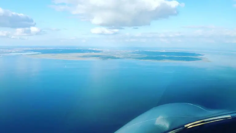 Hello, hello from us to you 🥰 Today we would like to show you some nice pictures from our latest flights. First and second picture is @Genf and the third is from our flight to Kopenhagen! We are very busy at the moment which is a really good feeling ♥️✈️♥️ Hope you guys are doing well! Wishing you a wonderful week with lots of joy and happiness! ♥️✈️♥️ Hallo, hallo von uns zu Euch! Heute würden wir Euch gern ein paar Bilder von unseren letzten Flügen zeigen. Bild 1 & 2 sind in Genf entstanden (Flugplatz), Bild 3 zeigt den Anflug auf Kopenhagen. Wir sind momentan sehr beschäftigt, was sich sehr gut anfühlt, vor allem nach den letzten Monaten. Wir hoffen es geht Euch allen gut. Wir wünschen Euch allen eine schöne Woche! Euer FAS-Team ♥️✈️♥️ #fas #finowairservice #prm1 #premier1 #businessjet #business #genf #kopenhagen #busy #aviation #aviationlovers #pilots #pilotsofinstagram #rb60 #beechcraft #aviationdaily