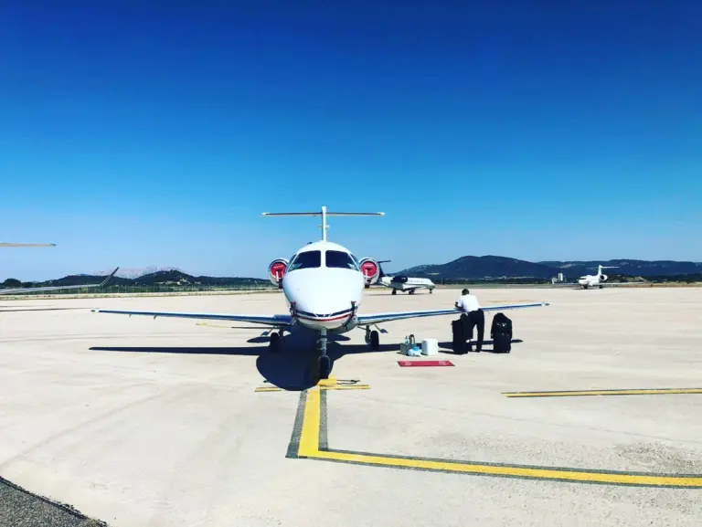 A few pictures from our last flight to Olbia (sardinia, Italy) The weather was very sunny 🌞 and really, really hot. Nice trip with some really nice guests. ♥️🛩♥️ Hier sind ein paar Bilder von unserem letzten Flug nach Olbia (Sardinien, Italien). Es war schön sonnig 🌞 und sehr warm dort. Ein schöner Ausflug mit sehr netten Gästen an Bord. ♥️🛩♥️ #finowairservice #beechcraftpremier1 #prm1 #premier1 #raytheon #flugplatzeberswalde #aviationlovers🛩❤️ #aviationlovers #businessjet #pointlanding #crewlife #pilotslife #aviationisourpassion #aviationdaily #jet #olbia #italy🇮🇹 #generalviation #aviationpicture