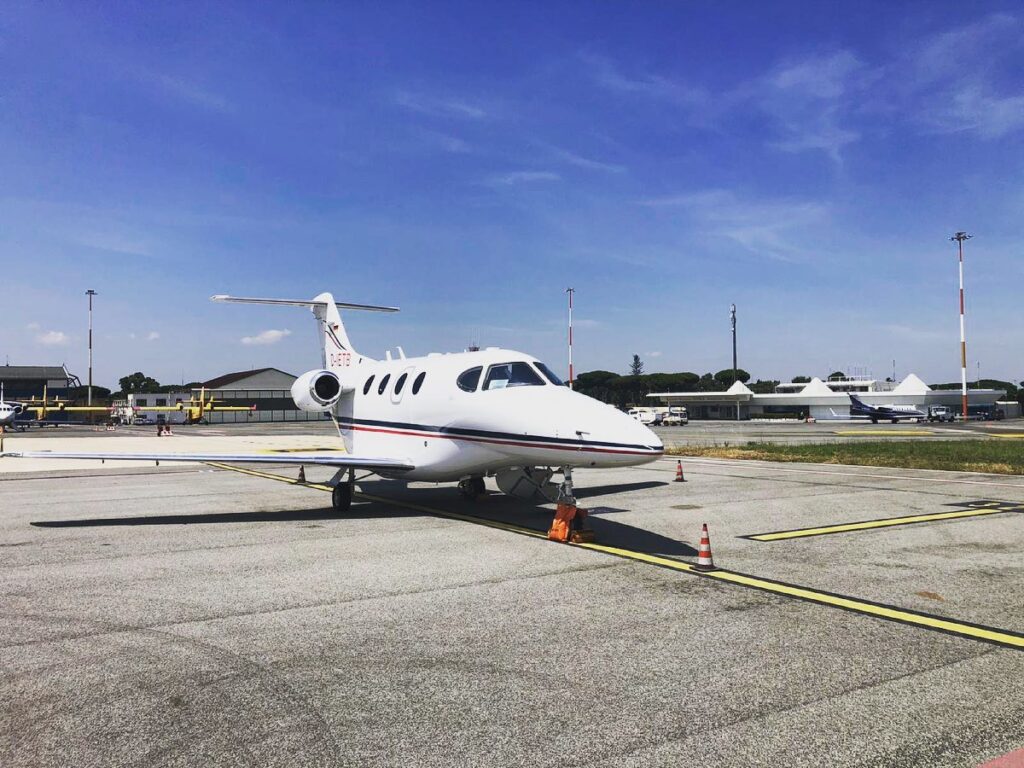 Greetings from the airport Rom Ciampino 🛩 What a beautiful sunny 🌞 day. Sometimes a pilots life can be very nice 😍 In a few hours our crew will come back to EDAv to start the weekend. Have a nice weekend ya‘ll! 🥰 ♥️🛩♥️ Grüße vom Flughafen Rom Ciampino (LIRA). Was für ein schöner, sonniger Tag! Sieht unser Premier1 nicht wunderschön aus? 😍 Manchmal ist das Pilotenleben echt wundervoll! In ein paar Stunden kommt unsere Crew zurück nach EDAV, um ins Wochenende zu starten! Wir wünschen Euch allen ein schönes Wochenende! 🥰♥️🛩♥️ #fas #finowairservice #romciampino #lira #edav #prm1 #premier1 #aviationdaily #aviationisourpassion #generalaviation #aviationlovers #aviationdaily #pilotslife #bluesky #sunnysideoflife