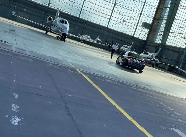 Nun sind wir schon seit über einem Monat auf dem Flugplatz Neuhardenberg, unserer neuen Homebase. Wir sind hier so herzlich empfangen und aufgenommen worden. Es ist gar nicht möglich, sich hier nicht wohl zu fühlen. Ab und zu, wenn wir starten oder landen, werden wir von einem jungen, sehr talentierten Hobbyfotografen @simononcanon fotografiert, der sich dann auch in der Bildbearbeitung „austobt“ und es entstehen fantastische Bilder. Die Entscheidung Finow zu verlassen ist uns sehr schwer gefallen, doch wir haben es nicht bereut. Nun arbeitet der @airport_berlin_neuhardenberg ganz hart an der Genehmigung des IFR und auch eine Firma will sich hier niederlassen, um große Flieger zu warten. Wir sind sehr gespannt, was die Zukunft für uns und den Flugplatz bereithält und freuen uns hier sein zu dürfen ❤️✈️🛩️