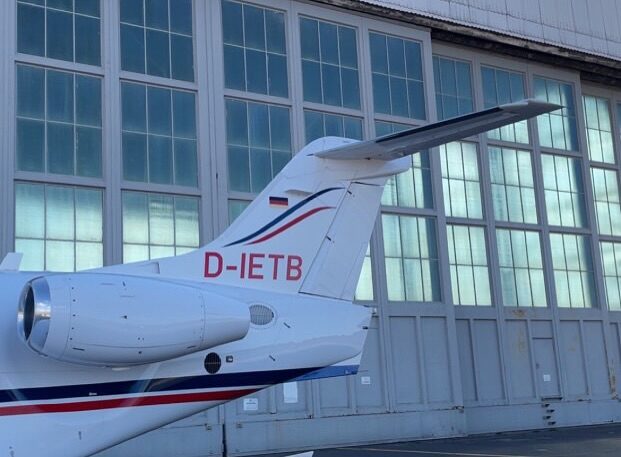 Nun sind wir schon seit über einem Monat auf dem Flugplatz Neuhardenberg, unserer neuen Homebase. Wir sind hier so herzlich empfangen und aufgenommen worden. Es ist gar nicht möglich, sich hier nicht wohl zu fühlen. Ab und zu, wenn wir starten oder landen, werden wir von einem jungen, sehr talentierten Hobbyfotografen @simononcanon fotografiert, der sich dann auch in der Bildbearbeitung „austobt“ und es entstehen fantastische Bilder. Die Entscheidung Finow zu verlassen ist uns sehr schwer gefallen, doch wir haben es nicht bereut. Nun arbeitet der @airport_berlin_neuhardenberg ganz hart an der Genehmigung des IFR und auch eine Firma will sich hier niederlassen, um große Flieger zu warten. Wir sind sehr gespannt, was die Zukunft für uns und den Flugplatz bereithält und freuen uns hier sein zu dürfen ❤️✈️🛩️