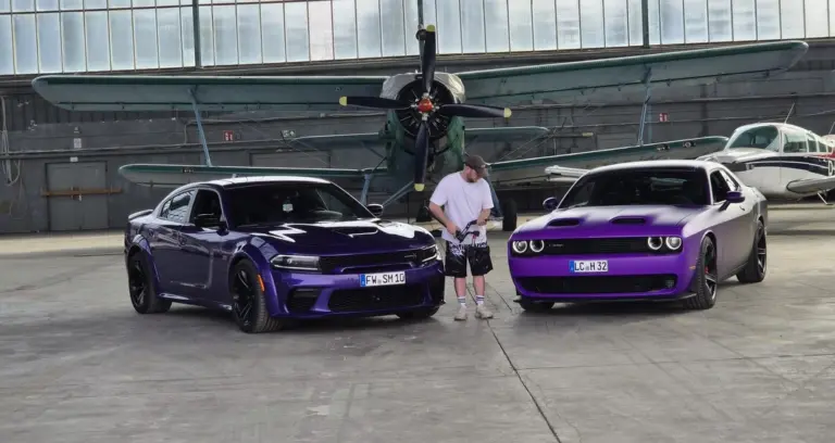 Am Wochenende hatten wir den talentierten @lutborn zu Besuch, der ein gigantisches Video mit @skyfox2108 und @87stella_bella gedreht hat. Natürlich durften neben den klassischen „Rennszenen“, zwischen Dodge Charger & Dodge Challenger, Aufnahmen in der Flugzeughalle und mit unserem Jet nicht fehlen 😍 Wenn ihr jemanden sucht, der Eure Fahrzeuge oder vielleicht sogar Eure Flugzeuge professionell in Szene setzt, dann seid ihr bei @lutborn an der richtigen Adresse 😍❤️ Wir hatten sehr viel Spaß #Dodge #Mopar #Beechcraft #collab #dodgeeurope