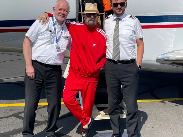 Wir durften ganz besondere Gäste bei uns an Bord begrüßen – Dave Stewart und seine Band (& Management). Über mehrere Tage hinweg durften wir die Band quer durch Deutschland fliegen. 
Ein herzliches Dankeschön für die nette Atmosphäre und die vielen Gespräche!
Unsere beiden Piloten wurden sogar mit VIP-Tickets zum Konzert eingeladen – was für eine Ehre! Danke ❤️❤️❤️❤️
Wir hoffen der Flug hat Ihnen genauso viel Freude bereitet wie uns.
Vielen Dank – jederzeit wieder herzlich willkommen an Bord ✈️ ! 🛩️ We had the pleasure of welcoming very special guests on board – Dave Stewart, his band, and management.
Over several days we had the honor of flying them across Germany.
A heartfelt thank you for the warm atmosphere and the many great conversations on board.
Our two pilots were even invited to the concert with VIP tickets – what an honor! ❤️❤️❤️❤️
We hope the flight was as enjoyable for you as it was for us.
Thank you – you’re always welcome on board! ✈️