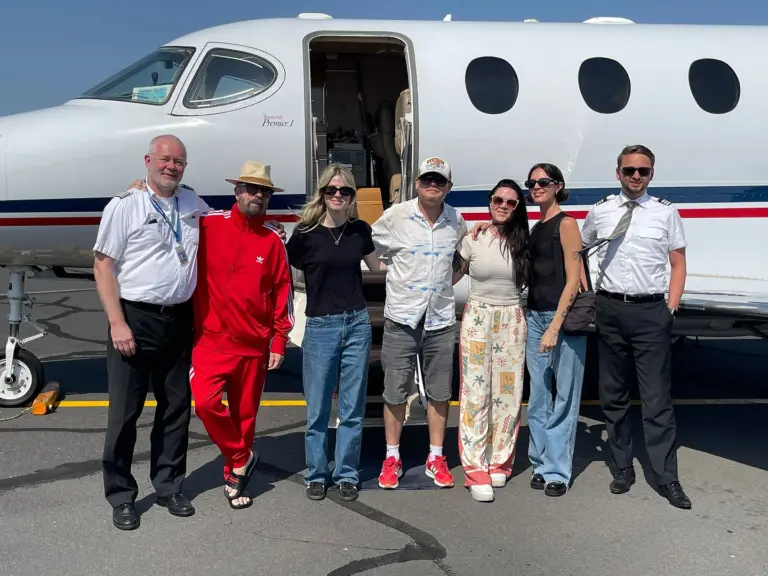 Wir durften ganz besondere Gäste bei uns an Bord begrüßen – Dave Stewart und seine Band (& Management). Über mehrere Tage hinweg durften wir die Band quer durch Deutschland fliegen. 
Ein herzliches Dankeschön für die nette Atmosphäre und die vielen Gespräche!
Unsere beiden Piloten wurden sogar mit VIP-Tickets zum Konzert eingeladen – was für eine Ehre! Danke ❤️❤️❤️❤️
Wir hoffen der Flug hat Ihnen genauso viel Freude bereitet wie uns.
Vielen Dank – jederzeit wieder herzlich willkommen an Bord ✈️ ! 🛩️ We had the pleasure of welcoming very special guests on board – Dave Stewart, his band, and management.
Over several days we had the honor of flying them across Germany.
A heartfelt thank you for the warm atmosphere and the many great conversations on board.
Our two pilots were even invited to the concert with VIP tickets – what an honor! ❤️❤️❤️❤️
We hope the flight was as enjoyable for you as it was for us.
Thank you – you’re always welcome on board! ✈️