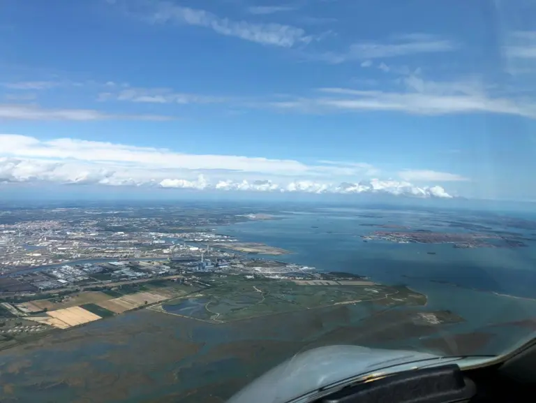 Hello, long time no see! 😜 We hope you are all doing well. We were very busy the last weeks. We want to apologize that it was so quiet. The pictures were taken at our last flight to Venedig. Isn‘t this a great view? Our pilots enjoying a 2 days stay there. Lucky ones! 😅 We have lot of work to do in the office and we are thankful for the last bookings. ♥️✈️🛩♥️ Hallo, lange nicht gesehen! Wir hoffen es geht Euch allen gut. Wir waren in den letzten Wochen sehr beschäftigt und möchten uns entschuldigen, dass es so ruhig hier war. Die Fotos wurden bei unserem letzten Flug nach Venedig aufgenommen. Ist das nicht ein wunderschöner Ausblick? 😅 Unsere Piloten genießen dort einen 2-Tages Aufenthalt. Die Glücklichen. Im Büro gibt es eine Menge zu tun und wir sind sehr dankbar für die letzten Buchungen und alle, die reinkommen. Herzliche Grüße vom FAS-Team ♥️✈️🛩♥️ #venedig #jet #businessjet #aviation #aviationdaily #aviationisourpassion #generalaviation #beechcraft #aviationlife #finowairservice #prm1 #pilotslife #pilotsofinstagram